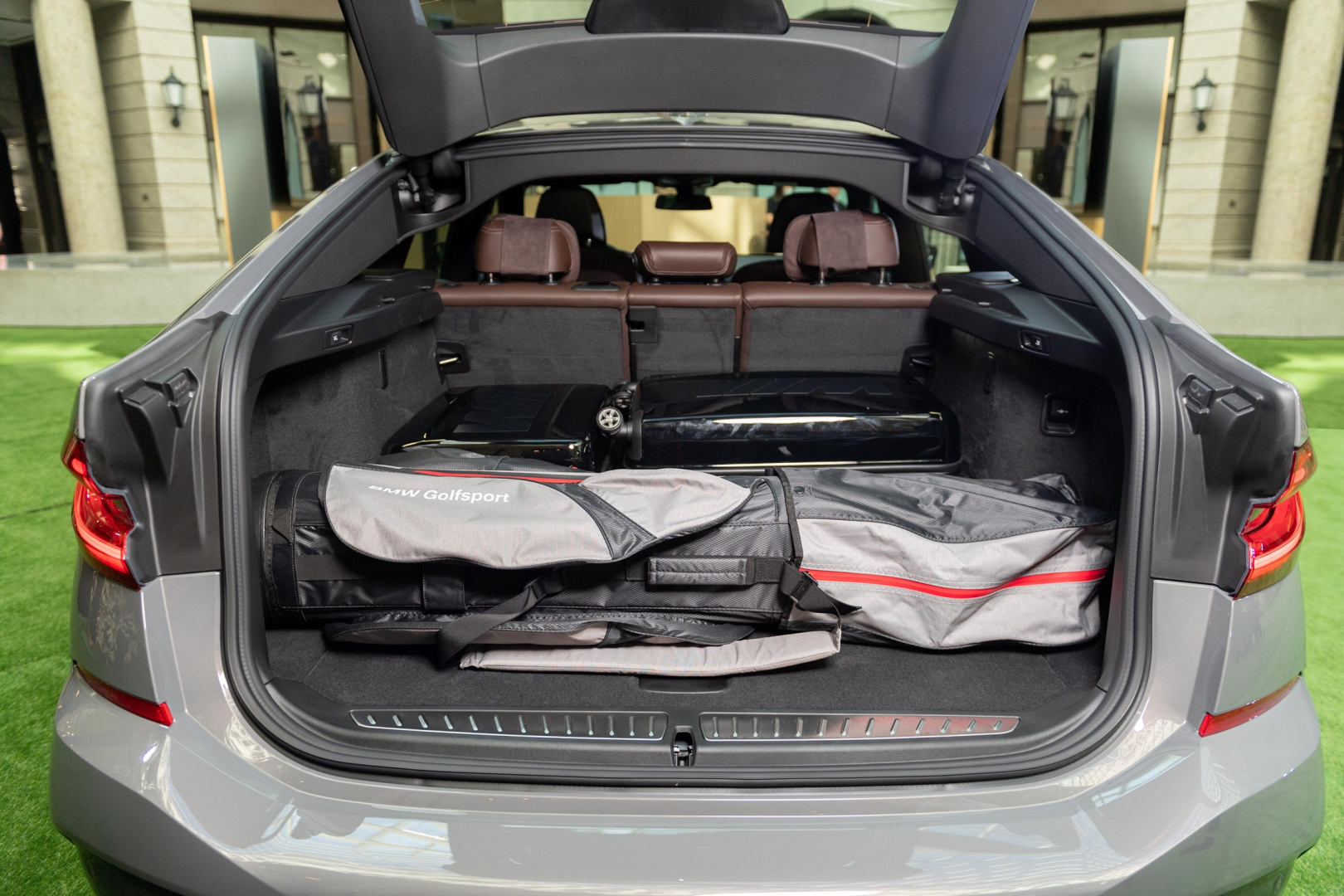 SMALL_[新聞照片八] 全新BMW 6系列Gran Turismo行李廂容積可於600_1,800公升之間彈性做變化，搭配電動尾門啟閉系統，車主能更優雅的使用後廂機能。